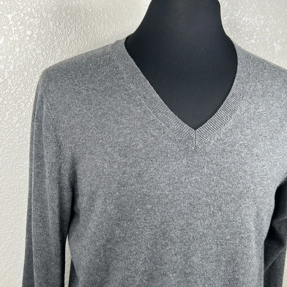Banana Republic Men's Gray Super Soft Silk Cashmere Blend V-Neck Sweater Size M‎